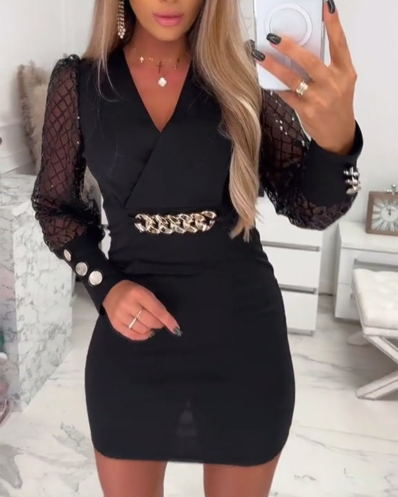 Kleid mit V-Ausschnitt Kettenknöpfen und Netzpatchwork