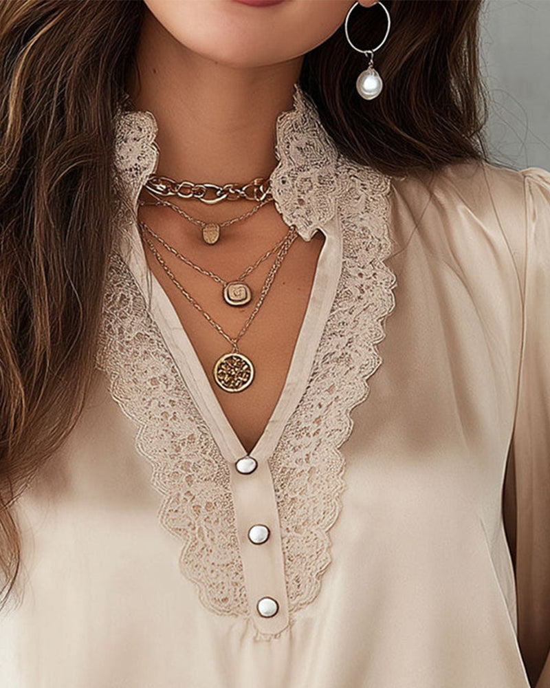 Elegante unifarbene Bluse mit Patchwork-Details und V-Ausschnitt