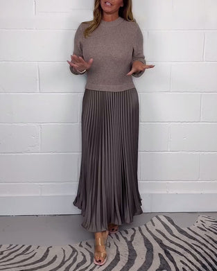 Lässiges, kontrastfarbenes kleid mit patchwork und plissee