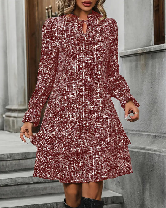 Elegantes Kleid mit ausgestellten Ärmeln und Streifen