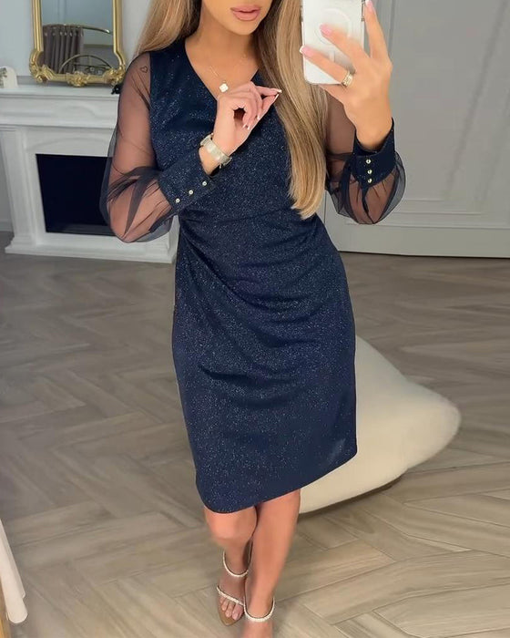 Glitzerndes Kleid mit V-Ausschnitt und Patchwork-Details