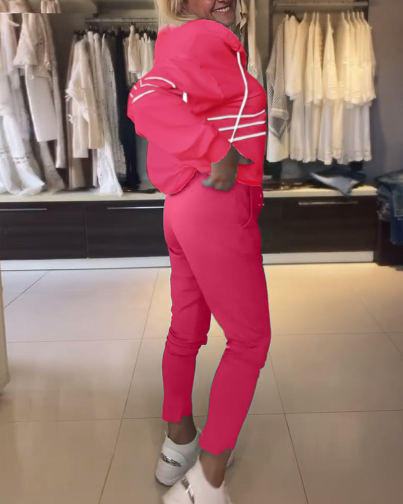 Lässiges kapuzenpullover-set mit streifenmuster