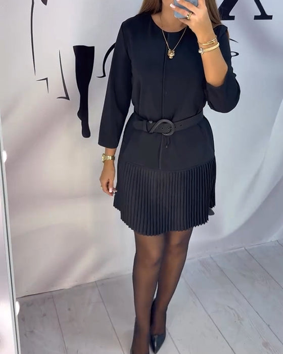 Kleid mit Dreiviertelärmeln und Akkordeonfalten