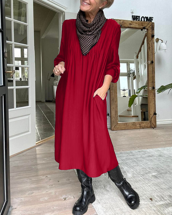 Lässiges einfarbiges Kleid mit V-Ausschnitt