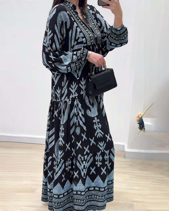 Bedrucktes kleid mit v-ausschnitt und langen ärmeln