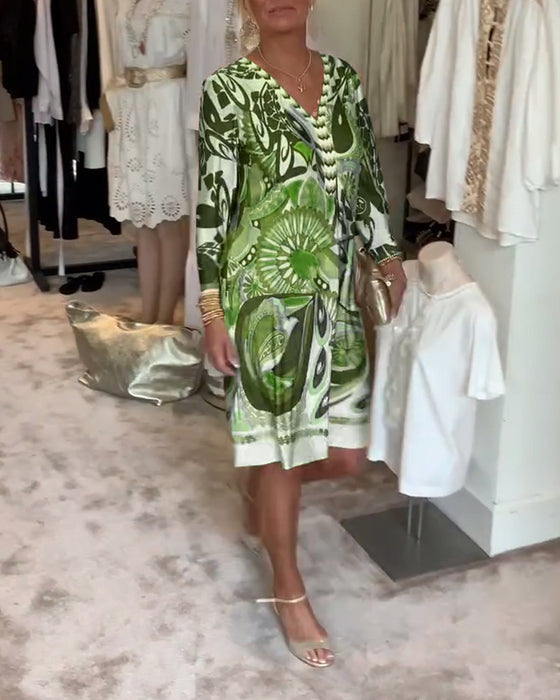 Lässiges Kleid mit V-Ausschnitt und Retro-Print