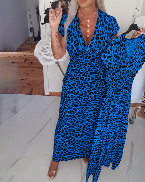 Elegantes Kleid mit Leopardenmuster und V-Ausschnitt