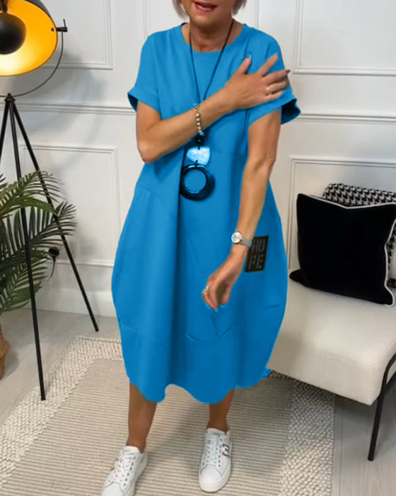 Schlichtes, kurzärmliges Freizeitkleid mit Buchstabendruck