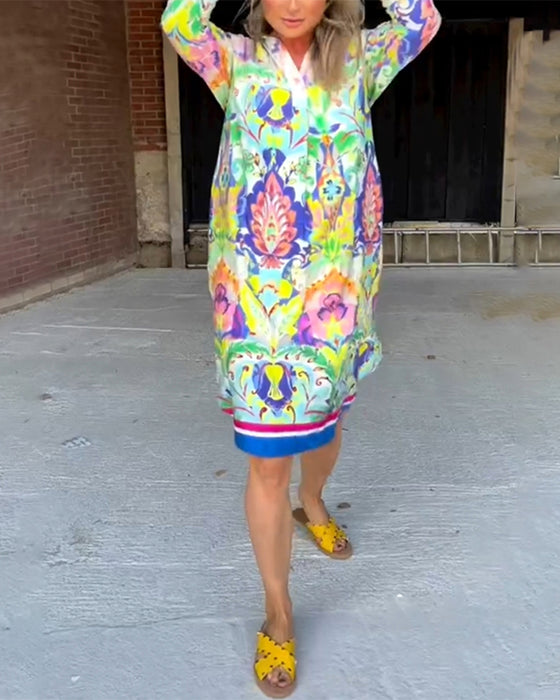 Bedrucktes, lockeres Kleid mit V-Ausschnitt