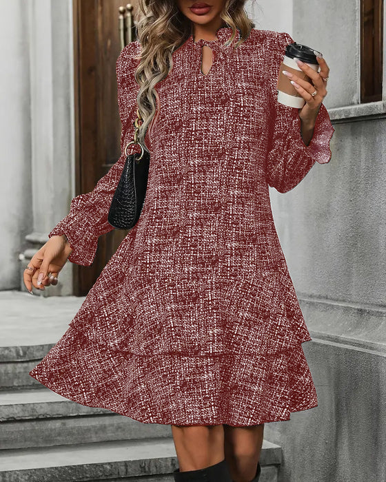 Elegantes Kleid mit ausgestellten Ärmeln und Streifen