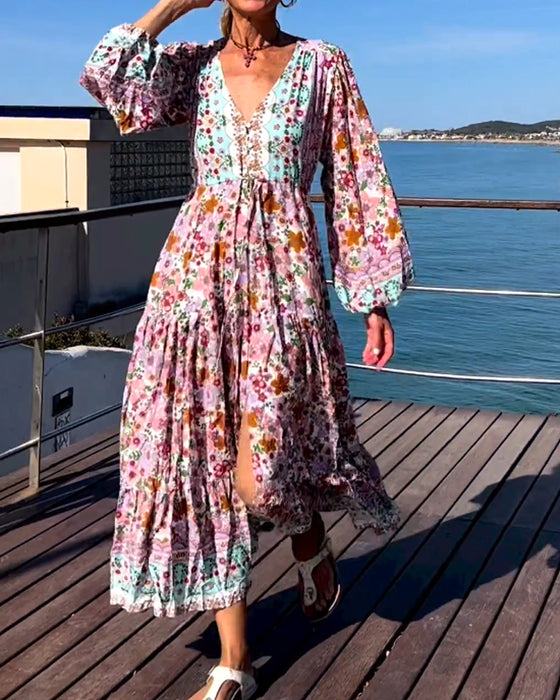 Kleid mit Blumendruck und V-Ausschnitt