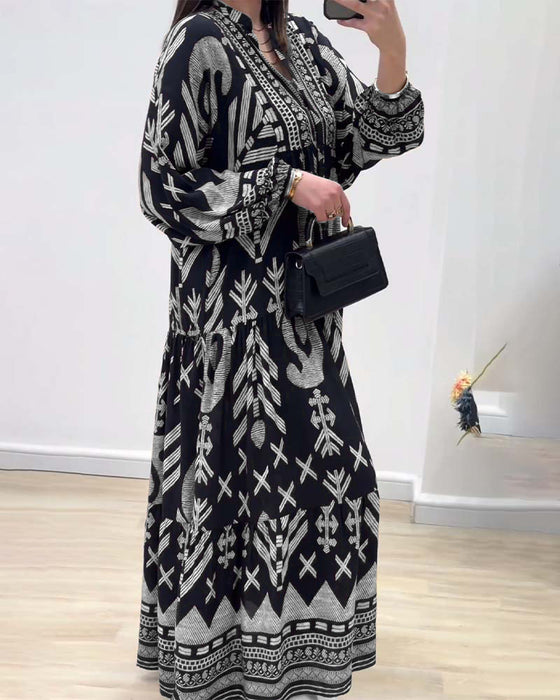 Bedrucktes kleid mit v-ausschnitt und langen ärmeln
