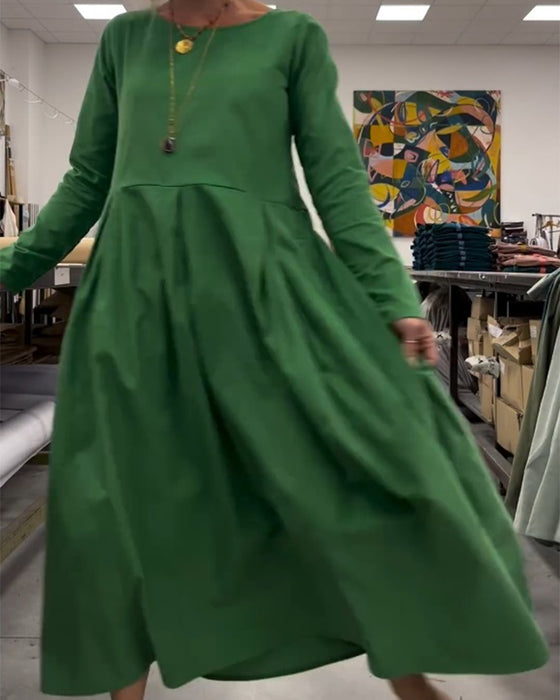 Einfarbiges Kleid mit Rundhalsausschnitt