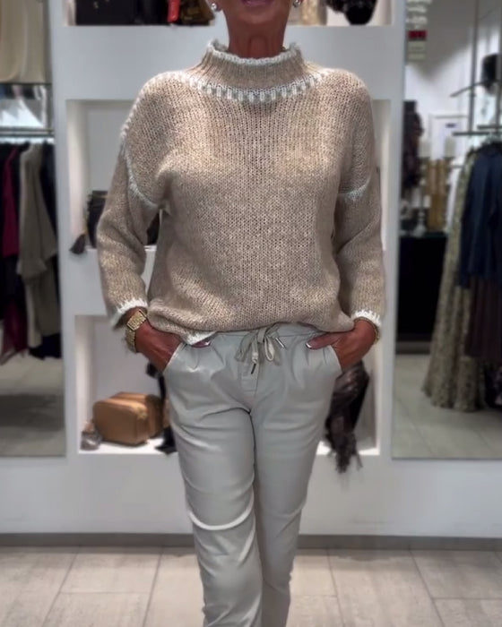 vielseitiger Pullover mit hohem Kragen und Kontrastfarben