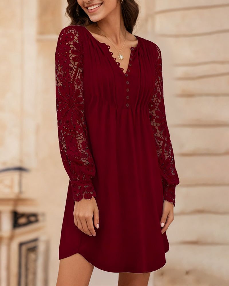 Unifarbenes Kleid mit Falten und Patchwork-Details