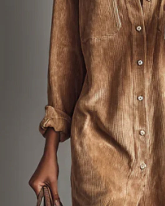 Modisches und elegantes Kleid mit Revers