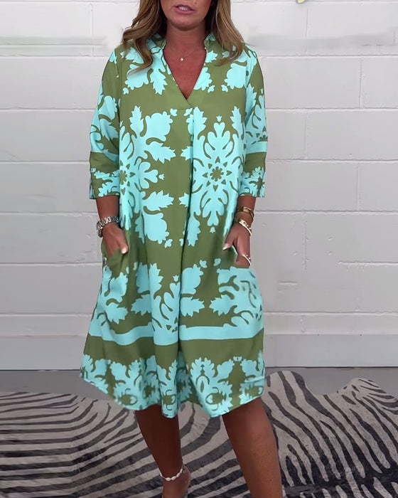 Lässiges Kleid mit V-Ausschnitt und Kontrastdruck