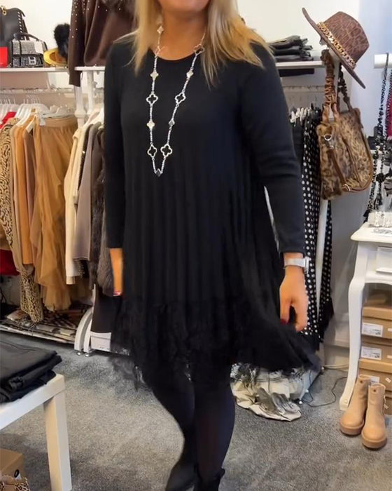 Weites Kleid mit Rundhalsausschnitt und Falten