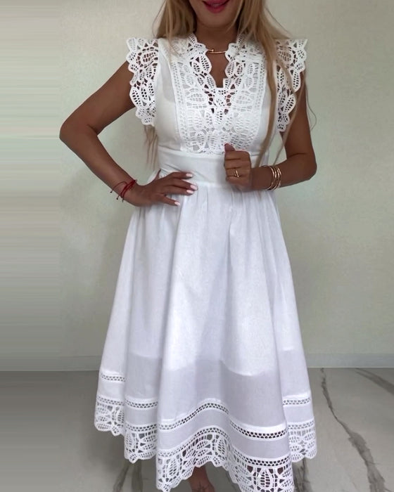 Elegantes ärmelloses kleid aus einfarbiger spitze mit V-ausschnitt