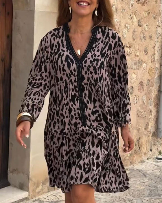 Kleid V-Ausschnitt Leopardenprint Schwingrock