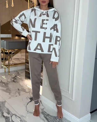 Zweiteiler mit Kapuze und Schriftzug