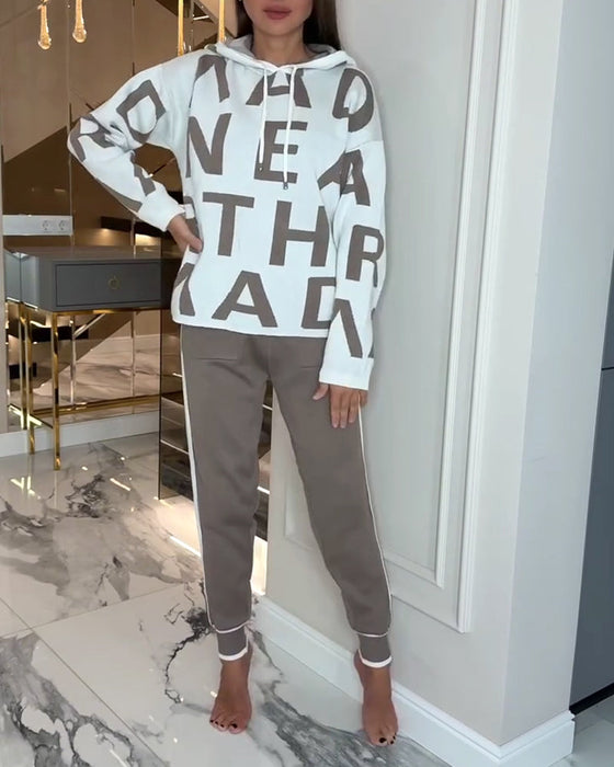 Zweiteiler mit Kapuze und Schriftzug