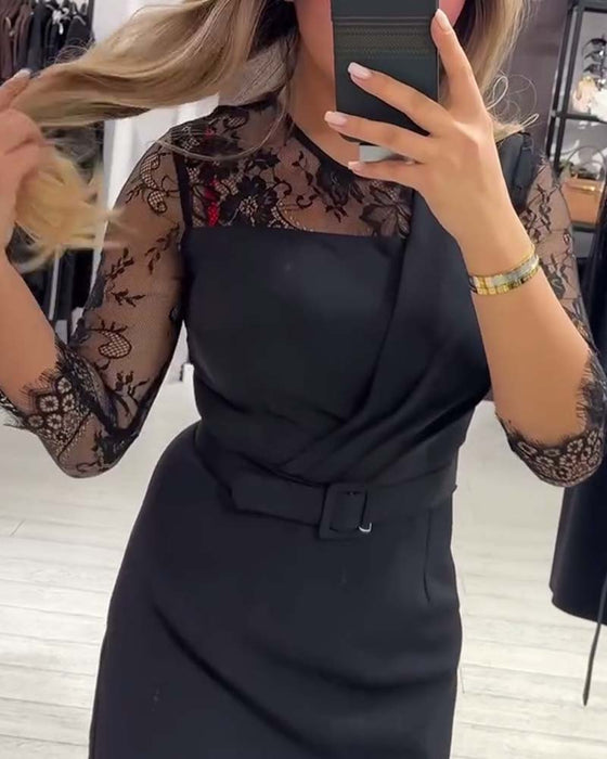 Kleid mit taillierender Passform und Patchwork-Details