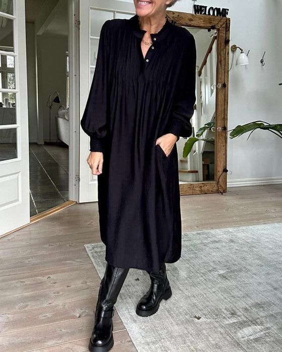 Lässiges einfarbiges Kleid mit V-Ausschnitt