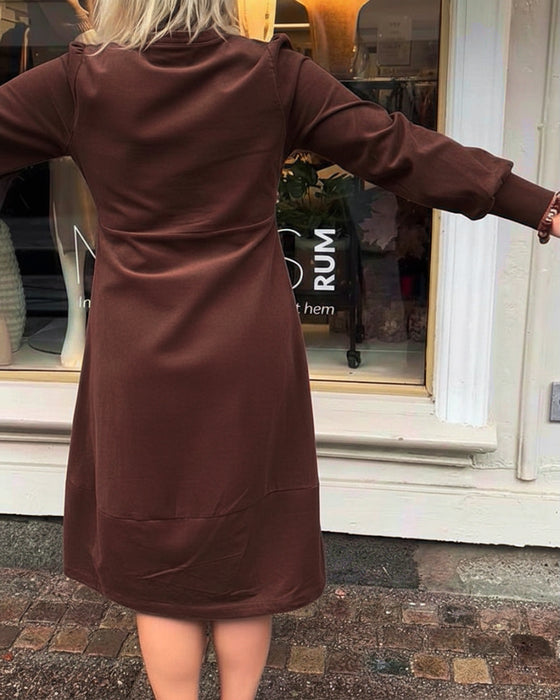 Lässiges Retro-Kleid mit langen Ärmeln