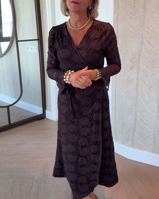 Modisches Kleid mit Trompetenärmeln und V-Ausschnitt