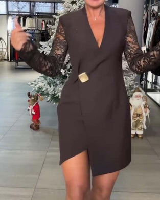 Kleid Mit Spitzen-Panelen, Tiefer V-Ausschnitt, Passender Silhouette Und Romantischer Stimmung