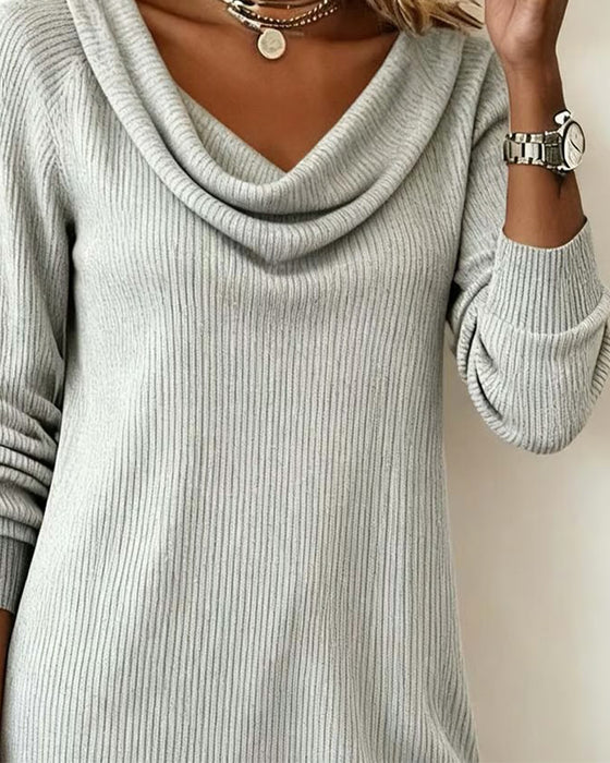 Gerade Geschnittenes Kleid Mit Langen Ärmeln Und Kuschelkragen