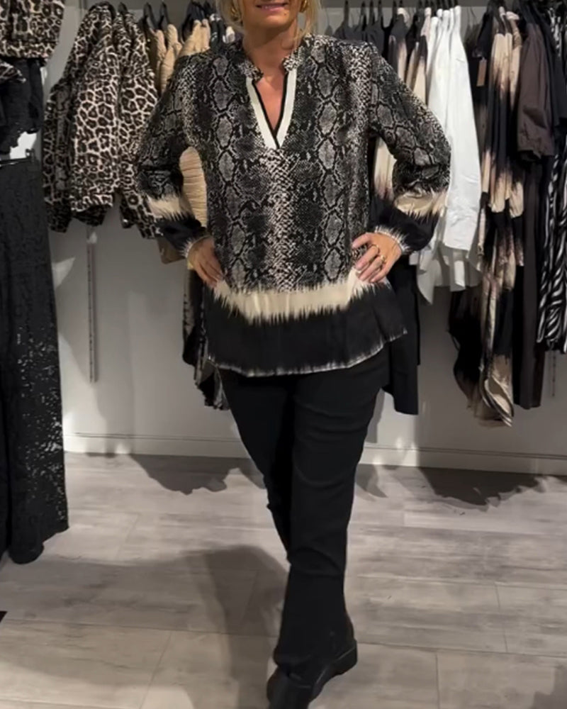 Bluse mit v-ausschnitt und schlangenmuster in colour-block-optik