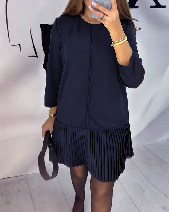 Kleid mit Dreiviertelärmeln und Akkordeonfalten