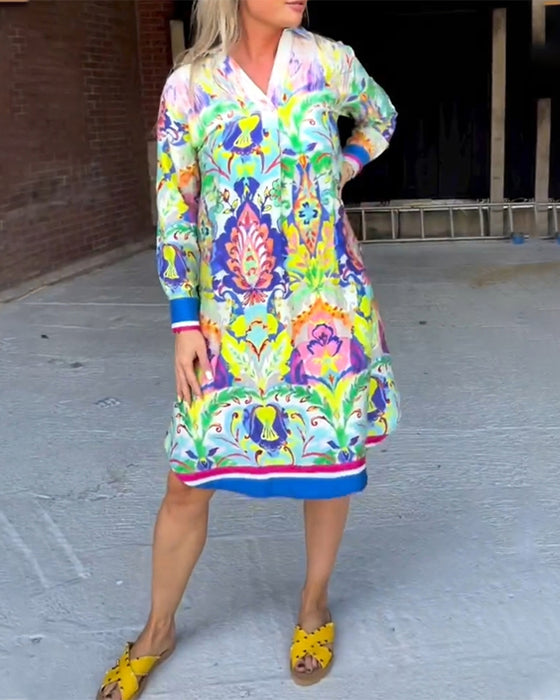 Bedrucktes, lockeres Kleid mit V-Ausschnitt
