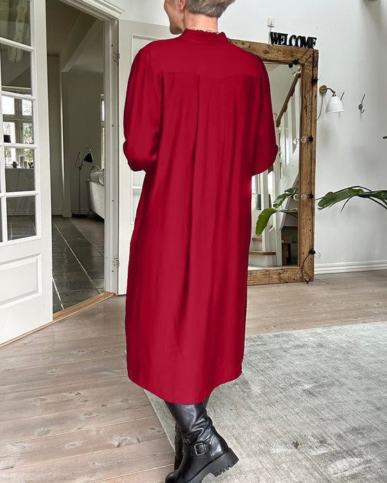 Lässiges einfarbiges Kleid mit V-Ausschnitt