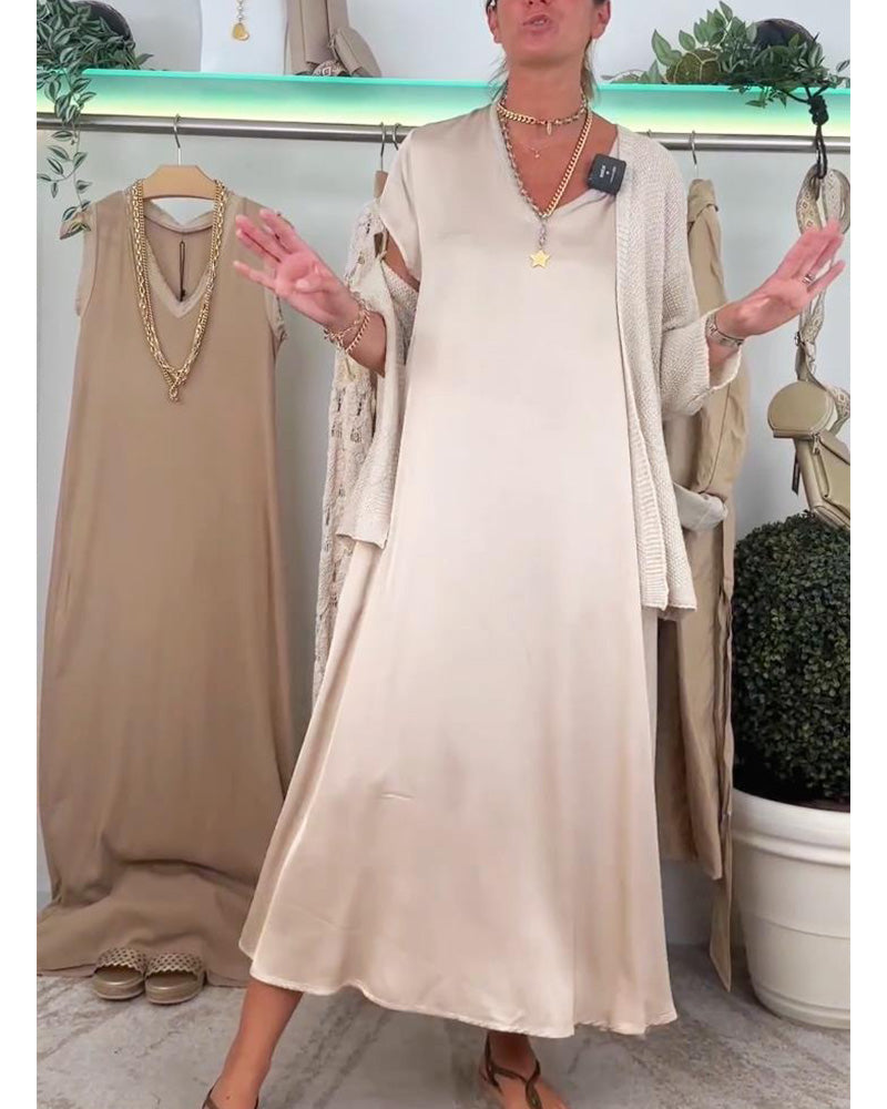 Lässiges, einfarbiges kleid mit V-ausschnitt und tasche