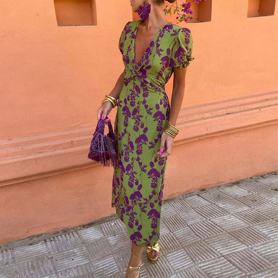 Elegantes kleid in a-linie mit tiefem v-ausschnitt und puffärmeln mit blattmuster