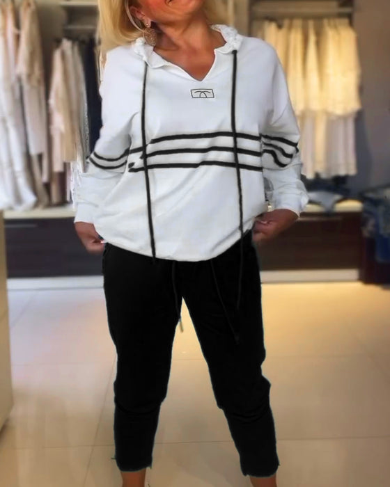 Lässiges kapuzenpullover-set mit streifenmuster