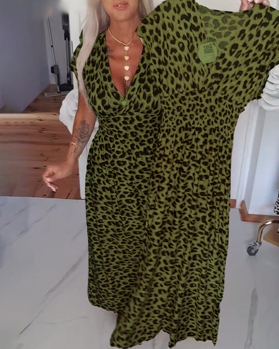 Elegantes Kleid mit Leopardenmuster und V-Ausschnitt