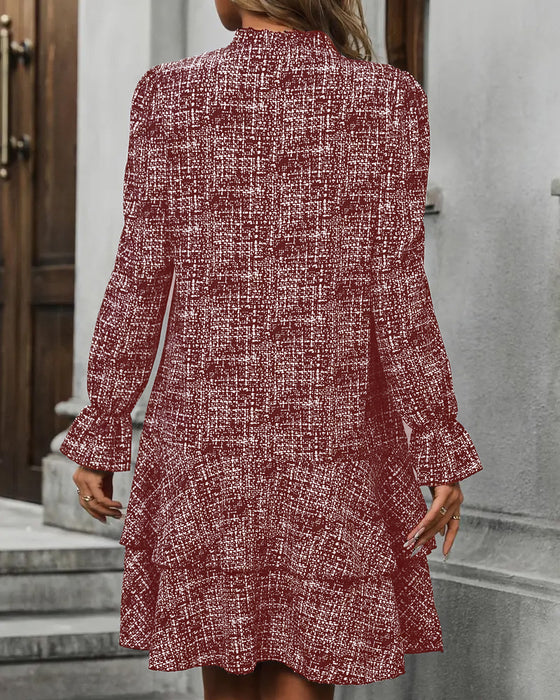 Elegantes Kleid mit ausgestellten Ärmeln und Streifen