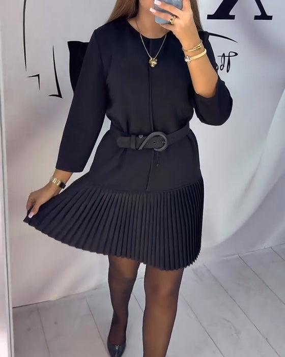 Kleid mit Dreiviertelärmeln und Akkordeonfalten