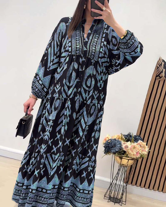 Bedrucktes kleid mit v-ausschnitt und langen ärmeln