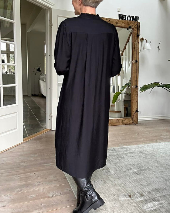 Lässiges einfarbiges Kleid mit V-Ausschnitt