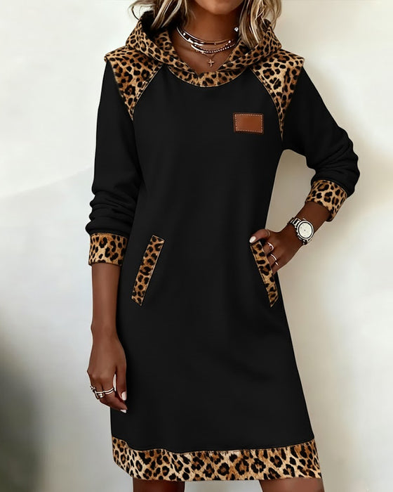 Lässiges Kleid mit Kapuze und Leoparden-Einsatz