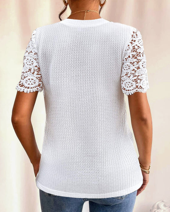 Elegantes Button-Down-Top mit Spitzenärmeln
