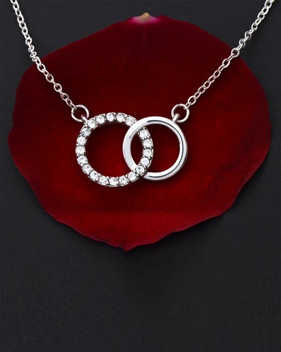 Halskette mit zwei Ringen