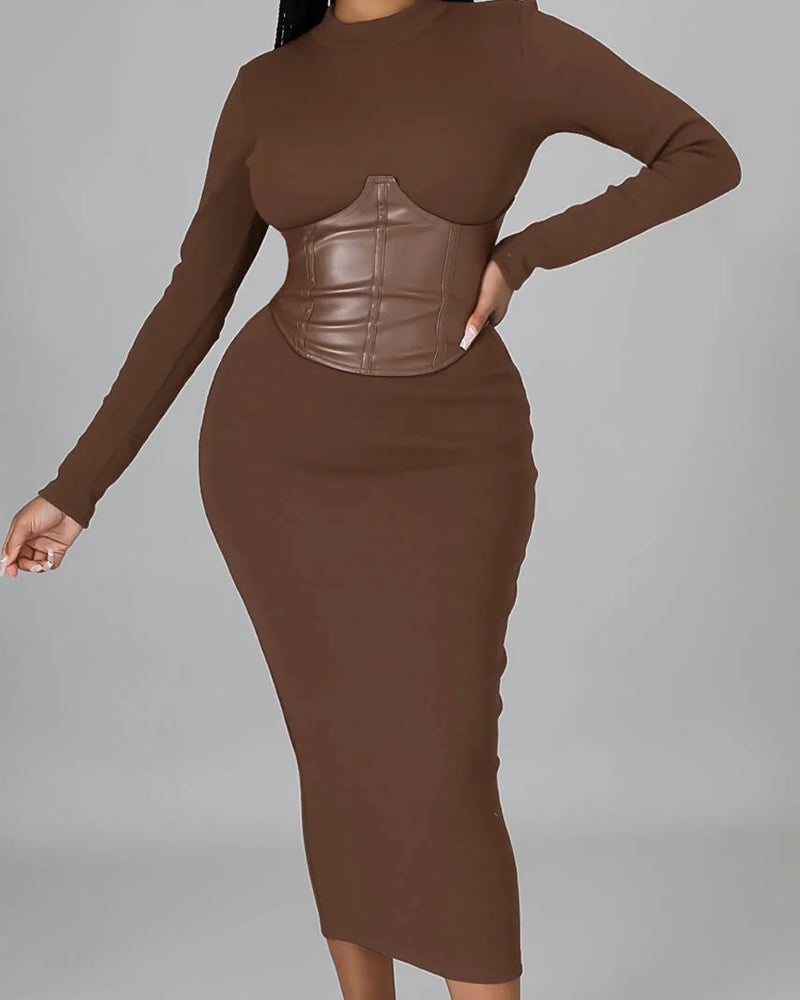 Kleid In Einfarbigem Design Mit Paneelen Und Körperbetonter Passform