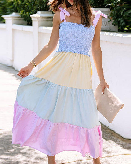 Kleid mit Kontrasteinsätzen und Trägern