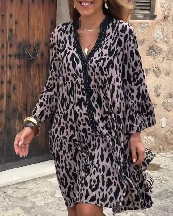 Kleid V-Ausschnitt Leopardenprint Schwingrock